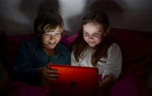 Lire la suite à propos de l’article VIDEO. Ville de demain, enfer ou paradis: Des écrans à consommer avec modération pour les enfants?
