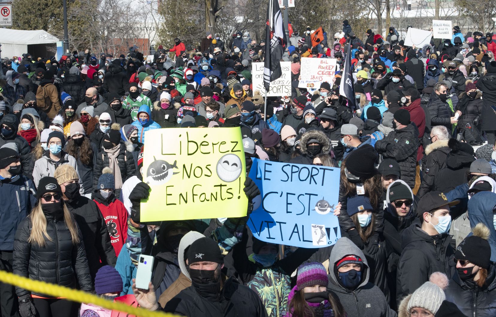 Lire la suite à propos de l’article Imposante foule à Québec pour la reprise des sports organisés – LE DEVOIR