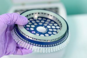 Lire la suite à propos de l’article Les tests par RT-PCR sont-ils pertinents pour évaluer une évolution épidémique, et prendre des mesures en conséquence ? – RE INFO COVID