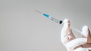 Lire la suite à propos de l’article Perte d’efficacité du vaccin contre la COVID-19 | «Une troisième dose sera vraisemblablement administrée d’ici début 2022» – 98.5