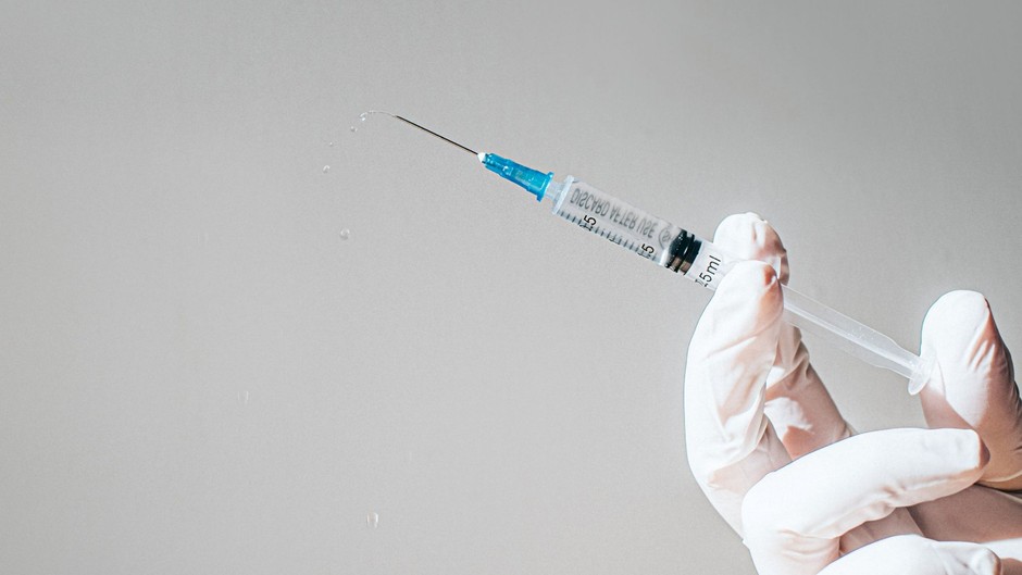 You are currently viewing Perte d’efficacité du vaccin contre la COVID-19 | «Une troisième dose sera vraisemblablement administrée d’ici début 2022» – 98.5