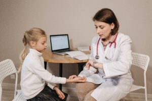 Lire la suite à propos de l’article Les médecins québécois « experts » en pédiatrie et en Santé publique ne semblent pas avoir de réponse au sujet des injections-ARN des enfants – Marc-André Paquette
